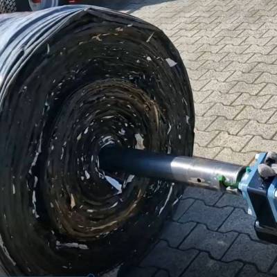 ACCESSORIES for coreless film winders: Hydraulically driven extractor for coreless film disposal