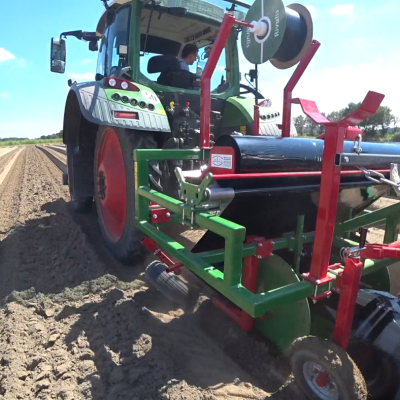 Machine avec perforateur et tuyau goutte à goutte