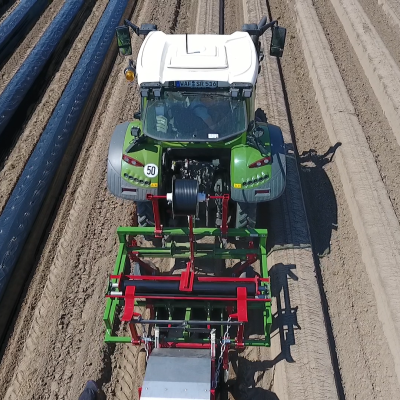 Machine avec perforateur et tuyau goutte à goutte