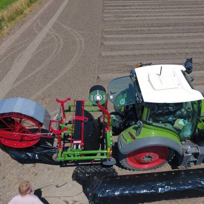 Machine avec perforateur et tuyau goutte à goutte