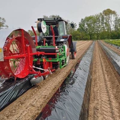 Machine avec perforateur et tuyau goutte à goutte