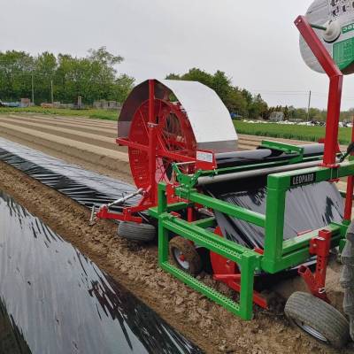 Machine avec perforateur et tuyau goutte à goutte