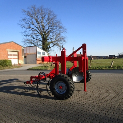 Chamäleon with 2 discs and accessory harrow tines in the rear